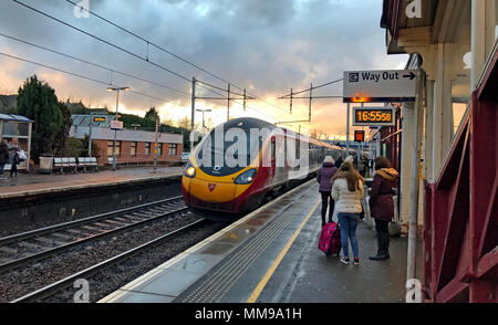 Jungfrau pendolino kommt in Motherwell Bahnhof, North Lanarkshire, Schottland in den Abend, Großbritannien Stockfoto