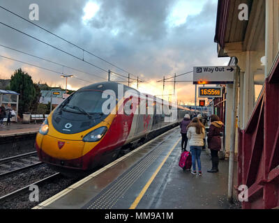 Jungfrau pendolino kommt in Motherwell Bahnhof, North Lanarkshire, Schottland in der Dämmerung, Großbritannien Stockfoto