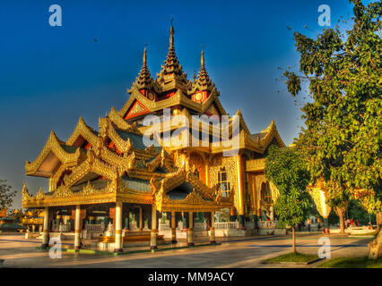 Außenansicht des Chaukhtatgyi Buddha Tempel, Yangon, Myanmar Stockfoto