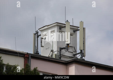 Beobachtungsbunker der Luftschutz Air Raid-Warnlampe Service vom von 1939-1945 auf dem Dach des Gebäudes in Jankovcova Straße im Stadtteil Holešovice in Prag, Tschechische Republik. Stockfoto