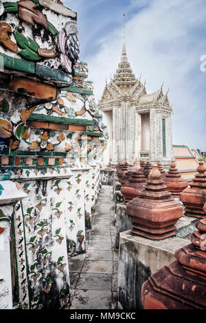 Die aufwändige Fassade des Wat Arun auf dem choa Phraya. Bangkok, Thailand. Stockfoto