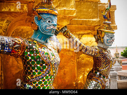 Beängstigend Zeichen entfernt ward Dämonen auf dem Gelände des Grand Palace. Bangkok, Thailand. Stockfoto