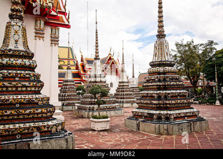 Auf dem Gelände des Wat Pho, ein buddhistischer Tempel in Phra Nakhon district, Bangkok, Thailand. Auch als der Tempel des Liegenden Buddha, die offizielle bekannt Stockfoto