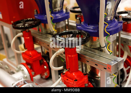 Pumpen und Ventile für die Löschanlage. Selektive konzentrieren. Stockfoto