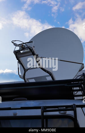 Tv-Nachrichten van mit Satellitenschüssel. Stockfoto