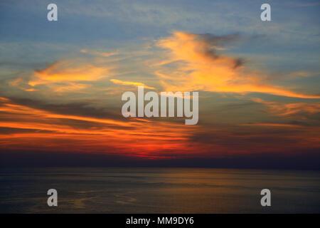 Sonnenuntergang über dem Meer, Promthep Cape, Phuket, Thailand Stockfoto