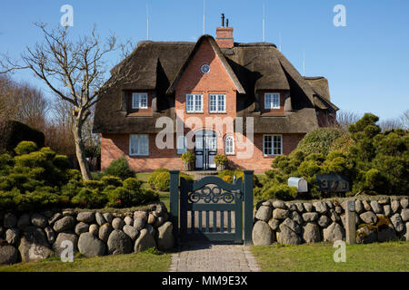 Typisch friesische Haus, Reetdachhaus, Keitum, Sylt, Nordfriesische Inseln, Nordfriesland, Schleswig-Holstein, Deutschland Stockfoto