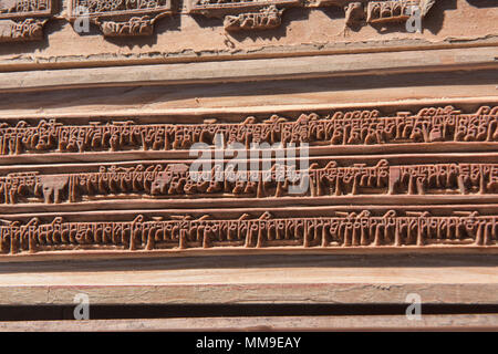 Das Trocknen von tibetischen Holzschnitten am Heiligen Bakong Schrift Druckmaschine Kloster in Dege, Sichuan, China Stockfoto