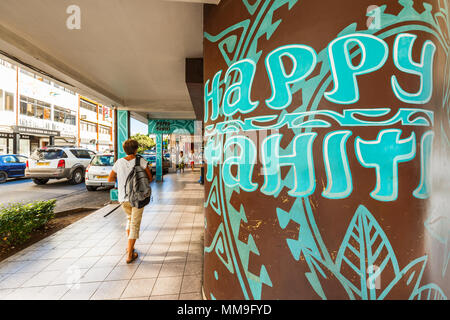 PAPEETE, Französisch-polynesien - 28. AUGUST 2017: Die Touristen zu Fuß entlang der Gebäude in den frühen Morgenstunden in Tahiti Papeete, Französisch-Polynesien Stockfoto