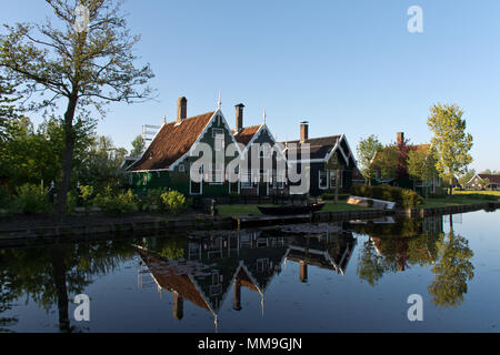 Häuser entlang eines Kanals in der "Zaanse Schans" bei Sonnenaufgang, Die Niederlande Stockfoto