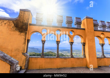 Eine traditionelle historische Mauer, die mit islamischen Einflüssen im Garten des Pena-Palastes von Sintra in Portugal errichtet wurde Stockfoto