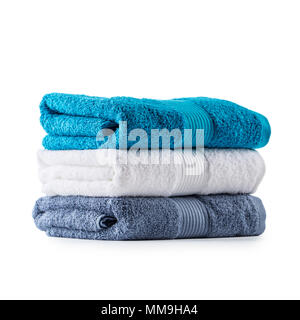 Gestapelt, blau-weiße und graue Handtücher isoliert auf Weiss. Stockfoto