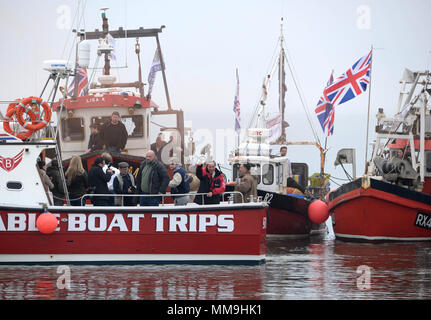 Ehemaliges UKIP leader Nigel Farage verbindet wütende Fischer während ihren Protest in Whitstable Hafen in Whitstable, Kent, über das, was Sie als "Verrat" der britischen Fischwirtschaft in Brexit Verhandlungen an. Mit: Atmosphäre, wo: Whitstable, Kent, Großbritannien Wann: 08 Apr 2018 Credit: Steve Finn/WENN.com Stockfoto