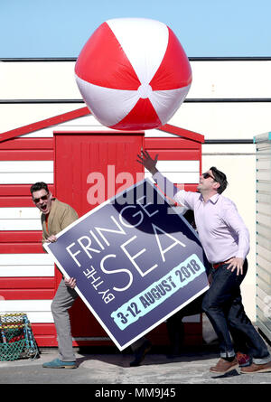 Festivalleiter Rory Stahl (rechts) und Niall Middleton (links) Während der Auftaktveranstaltung für das Programm für die diesjährige Fringe durch das Meer bei North Berwick, East Lothian. Stockfoto