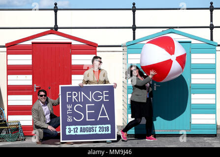 Festivalleiter Rory Stahl (links) und Niall Middleton (Mitte) zusammen mit Festival General manager Claire Smith während der Auftaktveranstaltung für das Programm für die diesjährige Fringe durch das Meer bei North Berwick, East Lothian. Stockfoto