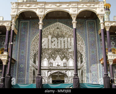 Eingang zu Fatima Masumeh Moschee und Heiligtum in Qum, Iran Stockfoto