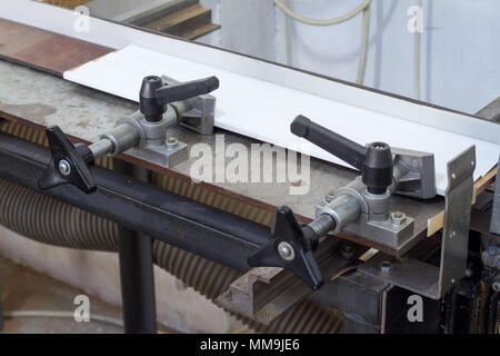Drücken Sie die Taste BINDUNG. Metall Klebeset drücken Sie für Holz Rahmen auf festen Tisch Stockfoto