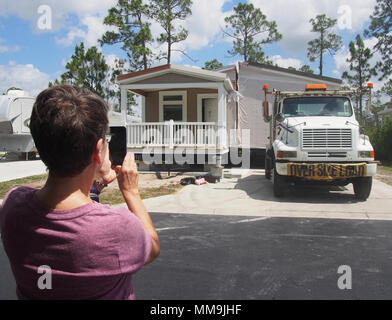 Frau nimmt Fotos auf Ihrem Smartphone als beide Hälften eines gefertigten Home "verheiratet", USA 2018, © katharine Andriotis Stockfoto