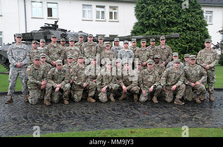 3. Zug C Kompanie, 1. Bataillon, 125. Infanterieregiment ist ein Infanterieregiment innerhalb der Michigan Army National Guard. Am 20. September 2017 versammelte sich der Zug auf dem Sennelager Trainingsgelände während der Übung Spartan Star. Das Archivbild dokumentiert den Zug in einer strukturierten Gruppenformation während internationaler Trainingsaktivitäten. Stockfoto