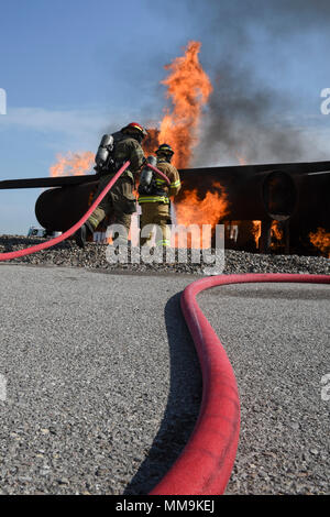 Mitglieder der Tulsa Feuerwehr Durchführung von Schulungen mit einem full-size Flugzeugbrand Trainingsgerät Sept. 13, 2017, Tinker Air Force Base, Oklahoma. Die Tulsa Feuerwehrmänner waren Gäste der 72nd Bauingenieur Squadron, Feuerwehr, die Rezertifizierung unterzogen wurde. (U.S. Air Force Foto/Greg L. Davis) Stockfoto