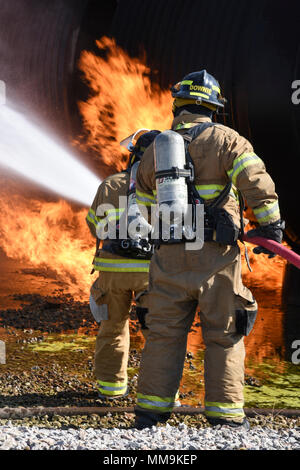 Mitglieder der Tulsa Feuerwehr Durchführung von Schulungen mit einem full-size Flugzeugbrand Trainingsgerät Sept. 13, 2017, Tinker Air Force Base, Oklahoma. Die Tulsa Feuerwehrmänner waren Gäste der 72nd Bauingenieur Squadron, Feuerwehr, die Rezertifizierung unterzogen wurde. (U.S. Air Force Foto/Greg L. Davis) Stockfoto