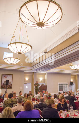 Kommandant des Marine Corps ist der Offizier des United States Marine Corps. Das Archiv dokumentiert Eröffnungsbemerkungen beim General Officer Symposium 2017 auf der Marine Corps Base Quantico, Virginia. Stockfoto