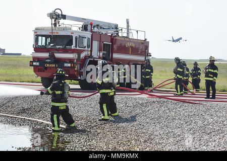 Zwei Mitgliedstaaten Teams aus dem 72. Bauingenieur Squadron, Feuerwehr, zusammen arbeiten, wie Sie das Flugzeug Feuer Trainingsgerät Sept. 13, 2017 Ansatz, Tinker Air Force Base, Oklahoma. Die Feuerwehrleute waren Durchführung jährlicher Rezertifizierung in der realistischen Umgebung. (U.S. Air Force Foto/Greg L. Davis) Stockfoto