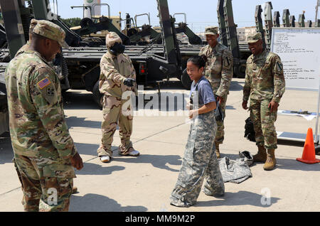 Rekruten versuchen, auf verschiedene Arten von militärischen Gang als Soldaten auf der 96. Transport Company (96 TC) Motor Pool in Fort Hood, Texas, Sept. 15. Soldaten der 96 TC zugeordnet Betrieben mehrere training Stationen die Rekruten mit einigen der Geräte benutzen Sie vertraut zu machen, wenn sie die Armee ein. (U.S. Armee foto Sgt. Michael Smith, 1st Cavalry Division Sustainment Brigade Public Affairs) Stockfoto