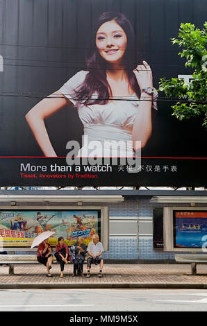 China.Shanghai: Bushaltestelle in Kraftwerksautomatisierung Road East. die wichtigsten Shoping Straße Stockfoto