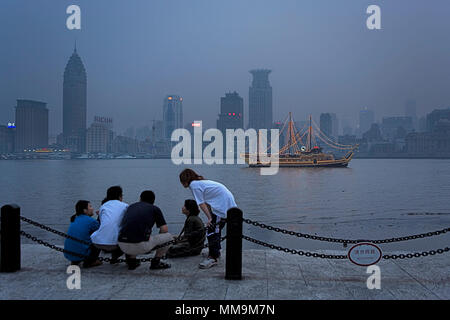 China.Shanghai: Freunde. Die Stadt von Pudong. Stockfoto