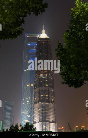 Nacht, Jin Mao Gebäude rechts und Shanghai World Financial Center (Swfc) links, Shanghai, China Stockfoto