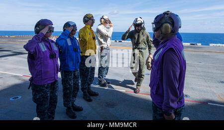 170919-N-BD 308-0009 Karibische Meer (bis 30. 19, 2017) Commander, Expeditionary Strike Group 2, Konteradmiral Jeffrey Hughes begrüßt sideboys wie kommt er an Bord der Amphibisches Schiff USS Wasp (LHD1). Wasp ist derzeit die Unterstützung die Bewohner der karibischen Inseln im Hurrikan Irma, und bereitet auch zu unterstützen, sobald Hurrikan Maria macht Landfall. (U.S. Marine Foto von Masse Kommunikation 3. Klasse Levingston Lewis/Freigegeben) Stockfoto