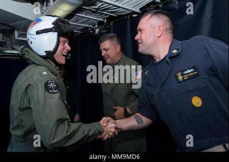 170919-N-BD 308-0020 karibische Meer (bis 30. 19, 2017) der hinteren Adm. Jeffrey Hughes, Links, Kommandant der Expeditionary Strike Group 2, erfüllt Command Master Chief Gregory Carlson, command Master Chief der Amphibisches Schiff USS Wasp (LHD1). Wasp unterstützt die Bewohner der karibischen Inseln im Hurrikan Irma, und bereitet auch zu unterstützen, sobald Hurrikan Maria macht Landfall. (U.S. Marine Foto von Masse Kommunikation 3. Klasse Levingston Lewis/Freigegeben) Stockfoto