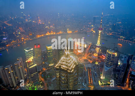 China.Shanghai: Skyline. Spitze der Jin Mao Tower und Orient Pearl tower Stockfoto