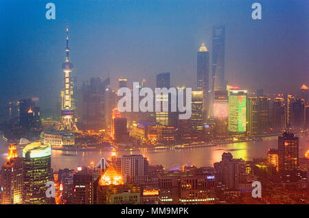 China.Shanghai: Skyline. Huangpu-Fluss. Oriental Pearl Tower Links. Righ Jin Mao Building und Shanghai World Financial Center (SWFC) Stockfoto