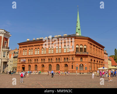 Riga Bourse Art Museum am Cathedral Square in Riga, mit Touristen vor Lettland an einem sonnigen Tag mit blauen Himmel Stockfoto