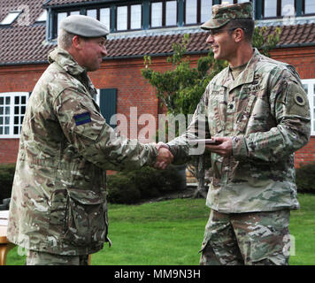 Oberstleutnant Toby Gaddum der Schottischen und Irischen Yeomanry schüttelt Hände mit Oberstleutnant Raymond Stemitz, Bataillonskommandeur der 1 Bataillon des Michigan Army National Guard, 125 Infanterie Regiment gegründet aus Saginaw, Michigan, bei der abschließenden Preisverleihung der Viking Star 20. September 2017, an der Dänischen Home Guard Nymindegab Training Center in Dänemark. Übung Viking Star 2017 ist ein Übersee Bereitstellung für Ausbildung (ODT) unter Einbeziehung der 1-125 th Infanterie Regiment der Michigan Army National Guard. Soldaten aus Bravo Company in Saginaw, Michigan, Durchführung kämpferische Ausbildung, orie basierend Stockfoto