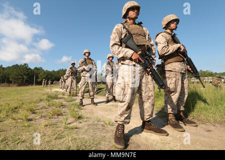 Us Marine Corps Rcts. Robert Howell (links), mit platoon 2078, und John Hill mit platoon 2076, Golf Company, 2 Recruit Training Bataillon, warten Sie, bis die Anweisung bei Tabelle 2 Praxis in der Stadt Hue auf Marine Corps Depot rekrutieren, Parris Island, S.C., Sept. 14, 2017. Tabelle zwei Qualifikationen mit den M16-Gewehr Rekruten lehrt das Waffensystem zu verstehen, um mit dem Konzept 'zu halten jeder Marine ein Rifleman". (U.S. Marine Corps Foto von Lance Cpl. Sarah Stegall/Freigegeben) Stockfoto