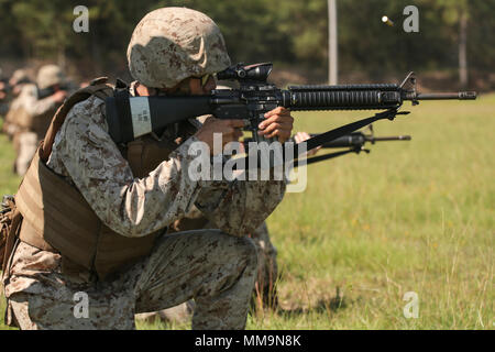Ein U.S. Marine Corps Rct. mit platoon 2078, Golf Company, 2 Recruit Training Bataillon, Brände an seinem Ziel während der Tabelle zwei Praxis in der Stadt Hue auf Marine Corps Depot rekrutieren, Parris Island, S.C., Sept. 14, 2017. Tabelle 2 Qualifikation mit M16-Gewehr Rekruten lehrt das Waffensystem zu verstehen, um mit dem Konzept 'zu halten jeder Marine ein Rifleman". (U.S. Marine Corps Foto von Lance Cpl. Sarah Stegall/Freigegeben) Stockfoto