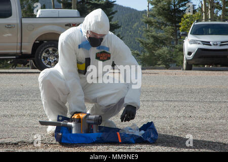 Ein Department of Energy (DOE) zivile bereitet, während prominente Jagd in Santa Fe, New Mexico, Sept. 21, 2017. Die Prominente Jagd Übung bringt in Bundes-, Landes- und lokalen Agenturen zu den 20 chemischen, biologischen, nuklearen Sprengstoff (CBRNE) Befehl zu bestätigen als Teil des Nationalen Technischen nuklearen Forensik (NTNF) Sammlung Task Force (GCTF). (U.S. Armee Foto von Pfc. Katelyn Seltsam) Stockfoto