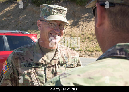 Us-Armee Oberst Marty Muchow, 20. Chemische, biologische, nukleare, Sprengstoffe (CBRNE) Befehl zugeordnet, spricht mit einem Soldaten während Prominente Jagd in Santa Fe, New Mexico, Sept. 21, 2017. Die Prominente Jagd Übung bringt in Bundes-, Landes- und lokalen Agenturen der 20 CBRNE zu validieren, als Teil des Nationalen Technischen nuklearen Forensik (NTNF) Sammlung Task Force (GCTF). (U.S. Armee Foto von Pfc. Katelyn Seltsam) Stockfoto