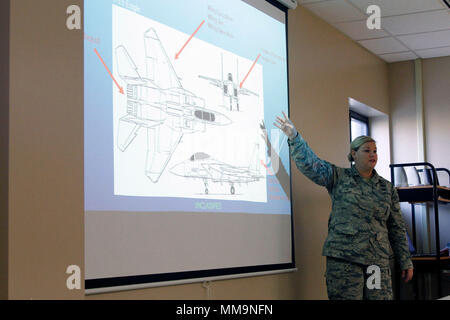 Staff Sgt. Beth Rodas, ein geospatial Intelligence Analyst bei der Informationsgewinnung, Überwachung und Aufklärung (ISRG) an der 132 Wing, Iowa Air National Guard in Des Moines, Iowa, gibt eine Präsentation zur High School Studenten darum, Flugzeuge, U-Boote und andere Militärfahrzeuge in Satellitenbildern während der Eröffnungs-schaft des Iowa National Guard (Wissenschaft, Technologie, Ingenieurwesen und Mathematik) Tag Ereignis im Camp Ausweichen, in der Johnston, Iowa, an Sept. 20. Rodas ist Mitglied des ISRG STAMMZELLEN Outreach Programm und arbeitet regelmäßig mit der Gouverneur Stammzellen Rat das Wort Abo zu verbreiten Stockfoto