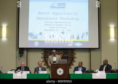 Das Department of the Navy Historically Black Colleges and Universities and Minority Institutions Program ist eine Outreach-Initiative zur Steigerung der Beteiligung an Forschungs- und Entwicklungsaktivitäten der Marine. Ein Programmdirektor hält Eröffnungsbemerkungen beim Naval Opportunity Awareness Workshop, der am 21. September 2017 an der Florida A&M University in Tallahassee, Florida, stattfand. Das Archivbild dokumentiert die Zusammenarbeit mit akademischen Partnern zur Unterstützung von FDT&E-Bemühungen. Stockfoto