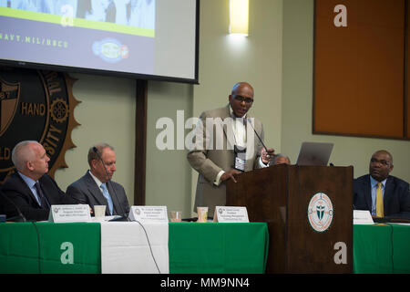 170921-N-PO 203-116 Tallahassee, Fla. (Sep. 21, 2017) Anthony C. Smith, Leiter der Abteilung für Marine (DoN) historisch schwarze Hochschulen und Universitäten/Minderheit Institutionen (HBCU/MI) Programm, bietet einleitenden Bemerkungen während des DoN HBCU/MI Naval Gelegenheit, das Bewusstsein Workshop an der Florida A&M University. Der Marine HBCU/MI-Programm ist darauf ausgelegt, die Teilnahme von Hbcu/MIs in der Forschung der Marine, Entwicklung, Test und Bewertung (DFÜ & E) Programme und Aktivitäten zu erhöhen. (U.S. Marine Foto von John F. Williams/Freigegeben) Stockfoto