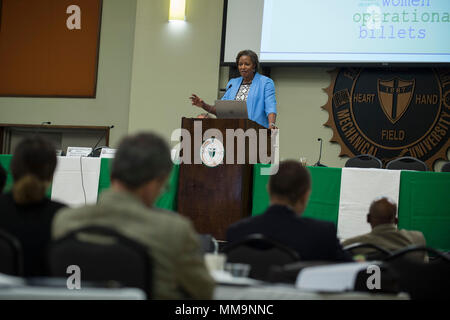 Das Department of the Navy HBCU/MI Naval Opportunity Awareness Workshop ist ein Programm zur Förderung der Teilnahme von historisch schwarzen Colleges und Universitäten sowie von Minderheiteninstitutionen an der Marineforschung. Das Archivbild dokumentiert eine Ansprache des Managements des Department of the Navy Diversity and Inclusion an der Florida A&M University am 21. September 2017. Stockfoto