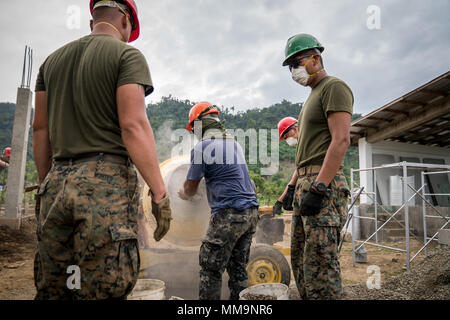 Philippinische Marine FN2 Elvis Julius mischt Beton bei Esperanza Grundschule zur Unterstützung der KAMANDAG in Casiguran, Aurora, Philippinen, Sept. 20, 2017. KAMANDAG ist ein Akronym für die Philippinischen Phrase "Kaagapay Ng Mga Mandirigma Ng Dagat", was übersetzt "Zusammenarbeit von Kriegern des Meeres", der Partnerschaft zwischen der Philippinischen und United States Militärs hervor. Julius ist ein Ingenieur mit 4 Service Support Bataillon, und ist ein Eingeborener von Tinoc, Ifugao, Philippinen. (U.S. Marine Corps Foto von Sgt. Matthew J. Bragg) Stockfoto