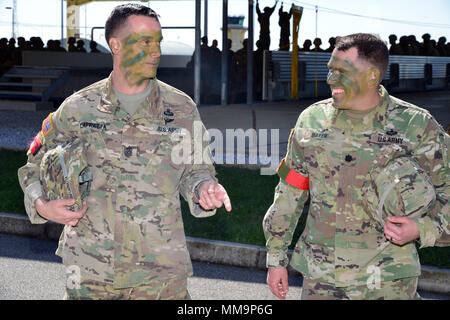 Us-Armee Oberstleutnant Christopher W. Baker (rechts), Kommandant der Feuerwehr 173rd Support Bataillons, 173Rd Airborne Brigade und U.S. Army Command Sgt. Maj. James A. Lafratta (links), während eine zerstreute Betrieb bei Aviano Air Base, in Pordenone, Italien Sept. 21, 2017. Die 173Rd Airborne Brigade ist der US-Armee Contingency Response Force in Europa, die in der Projektion bereit Kräfte überall in den USA in Europa, Afrika oder Verantwortungsbereich Zentrale Befehle". (U.S. Armee Fotos von visuellen Informationen Spezialist Paolo Bovo/Freigegeben) Stockfoto