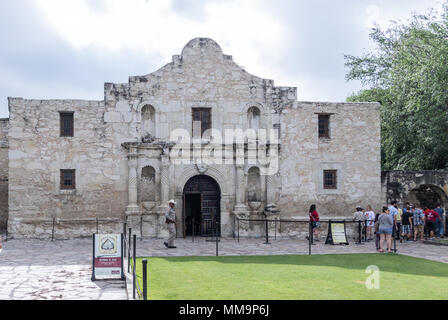 Die Alamo, SAN ANTONIO, Texas/USA - Mai 3, 2015: Die historischen Alamo ist eine touristische Attraktion, die fast zwei Jahrhunderte nach der heftigen Kampf gibt gekämpft. Stockfoto