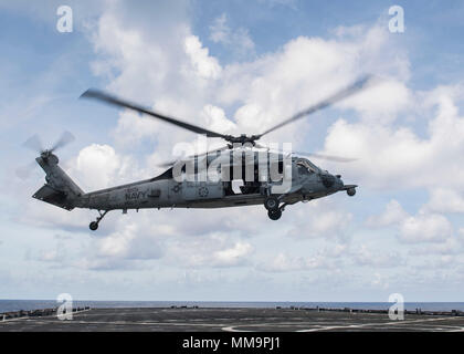 170919-N-TJ 319-104 karibische Meer (bis 30. 19, 2017) Eine MH-60S zu Hubschrauber Meer Combat Squadron (HSC) 7 zugeordnet aus der Flight Deck des Dock Landung Schiff USS Oak Hill (LSD 51). Das Verteidigungsministerium ist die Federal Emergency Management Agency, die federführende Bundesbehörde, dabei helfen, die Betroffenen durch den Hurrikan Maria Leiden zu minimieren und ist ein Bestandteil der gesamten-von-Reaktion seitens der Regierung. (U.S. Marine Foto von Mass Communication Specialist Seaman Jessica L. Dowell) Stockfoto