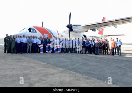 Eine Zeremonie, 22. September 2017, bei Airbus, Verteidigung und Raumfahrt in Mobile Alabama der Küstenwache HC-144 Ocean Sentry Flugzeugen gemeinsam erreichen 100.000 Flugstunden zu feiern. Personal von der Küstenwache, und Airbus Verteidigung und Raumfahrt, Sandy Stimpson, Bürgermeister von Mobile, und Jerry Carl, Mobile County Kommissar waren anwesend. - U.S. Coast Guard Foto von Petty Officer 3. Klasse Lexie Preston. Stockfoto